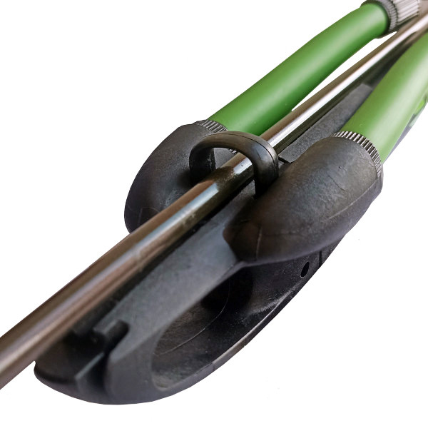 Скоба для фиксации гарпуна сверху надульника для лучшего центрирования и упрощения зарядки.