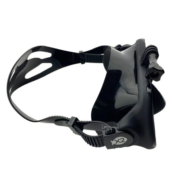 Ремешок имеет расширение в центральной части для более надежного охвата головы и комфортного прижатия маски к лицу. Пряжки с механизмом быстрой регулировки.