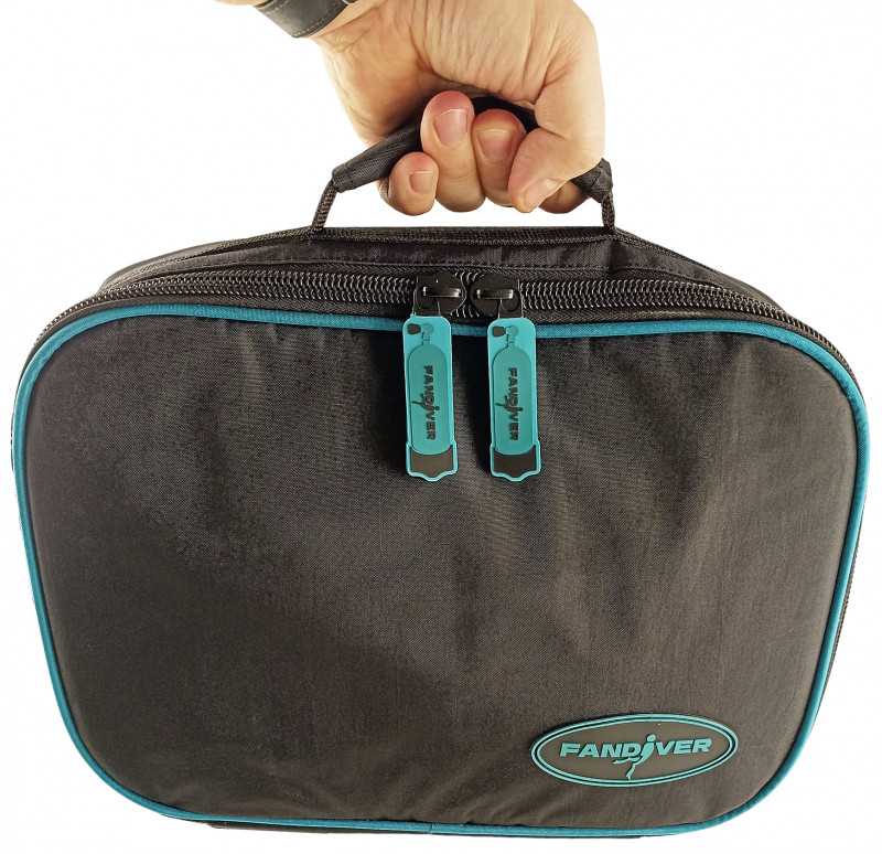 Удобная ручка для переноски в сочетании с компактным размером (37x26x10см) для комфортных путешествий.