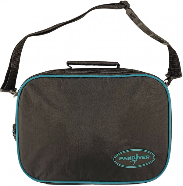 Фирменная эмблема производителя на лицевой стороне сумки. Регулируемая по длине лямка для ношения сумки через плечо.