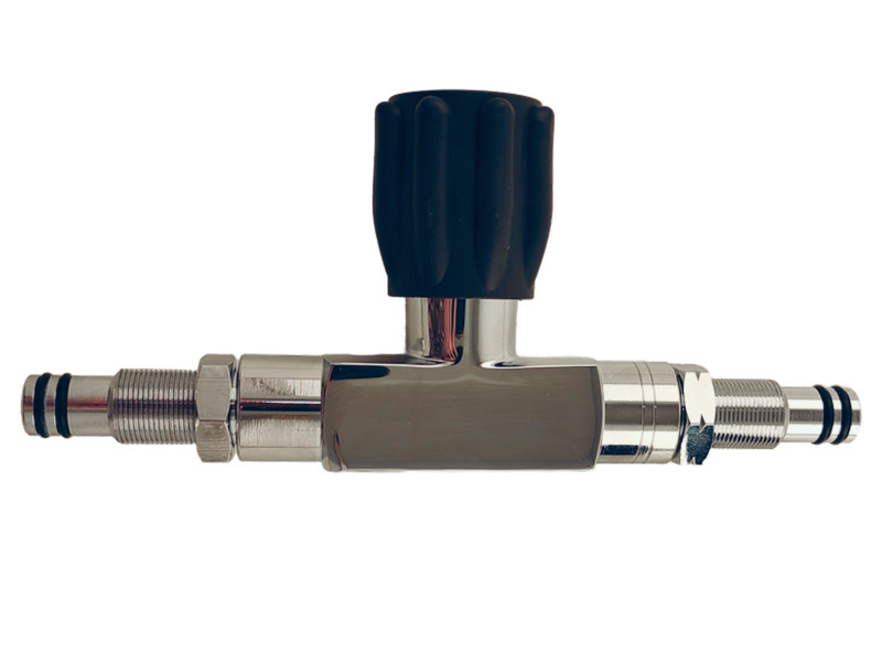 Манифолд оборудован дополнительным вентилем (так называемым изолятором) и обеспечивает контролируемое распределение газа между баллонами.