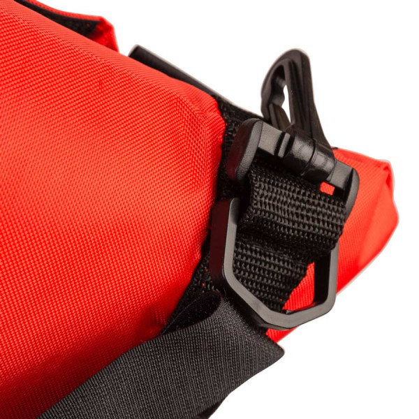 4 пластиковых крючка на дне - для крепления дополнительных принадлежностей.