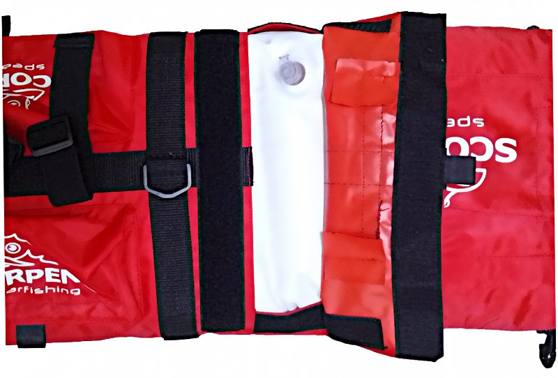 Для извлечения камеры используется специальное технологическое отверстие в кожухе, закрывающееся на липучку.