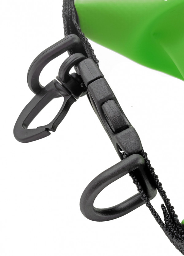 Ремень пряжки оснащен двумя D-кольцами и небольшим пластиковым карабином для крепления к необходимому элементу снаряжения.