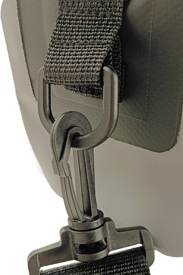 Для удобства транспортировки гермомешка на боковой стороне расположена специальная усиленные накладка, оснащенная D-кольцом, за который легко цепляется карабин плечевого ремешка.