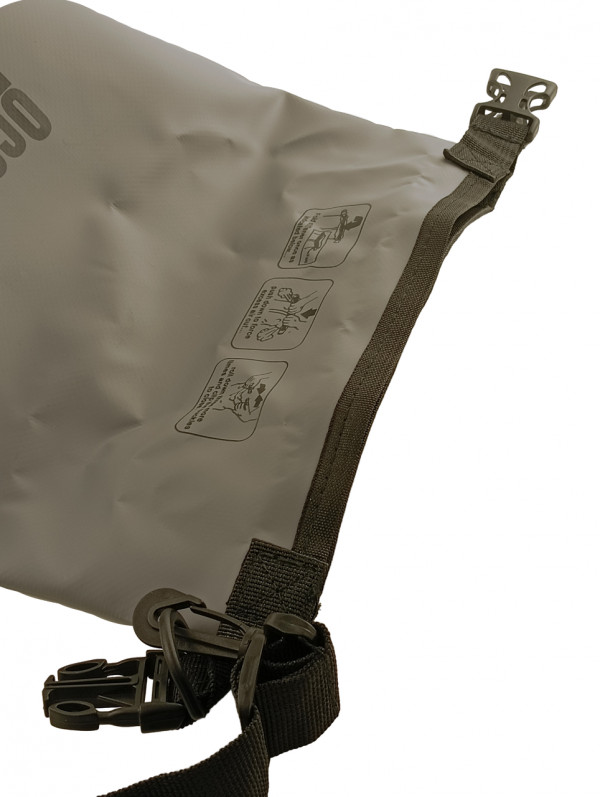 Верх мешка сворачивается на 2-3 оборота, создает надежный водяной барьер и обеспечивает многократное использование без потери герметичности.