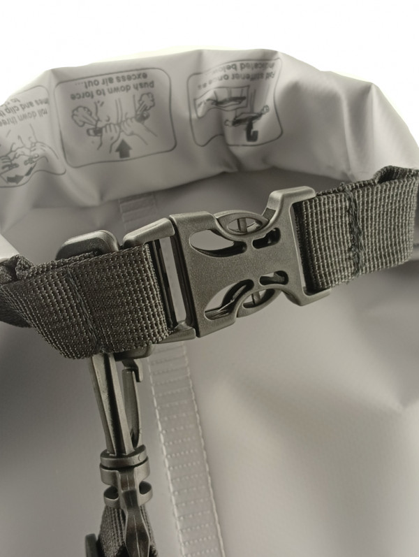 Далее клапан фиксируется пряжкой «фастекс» на ремнях из армированной ткани с повышенной прочностью на разрыв. Пряжка-фастекс выполнена из ударопрочного и морозостойкого пластика.