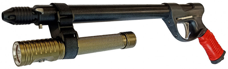 В подводной охоте компактный фонарь может располагаться на ресивере ружья, при помощи специального крепления или обычной изоленты.