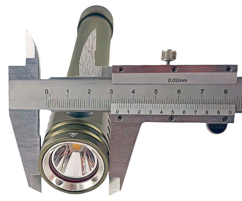 Максимальный диаметр головы фонаря - 3.3см. Корпус из анодированного алюминия, можно использовать фонарь в морской воде, не боясь коррозии.