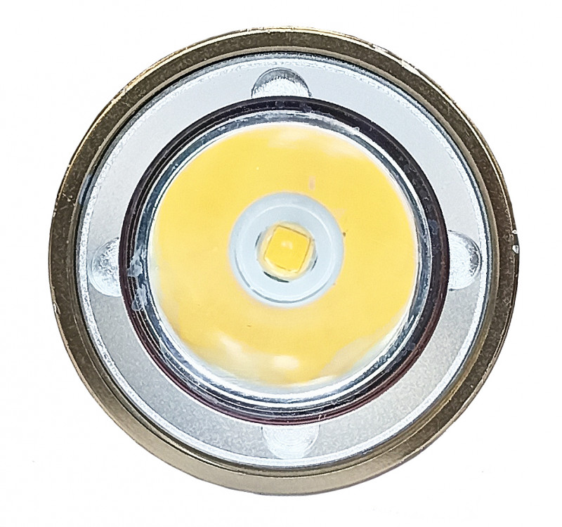 В фонарь установлен проверенный временем и российскими подводниками светодиод «XM-L2» яркостью 1200 люмин. Качественный отражатель дает ровный периферический свет с выраженным центром.