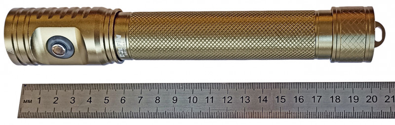 Благодаря небольшому размеру, его комфортно использовать в руке, длина корпуса около 21см.