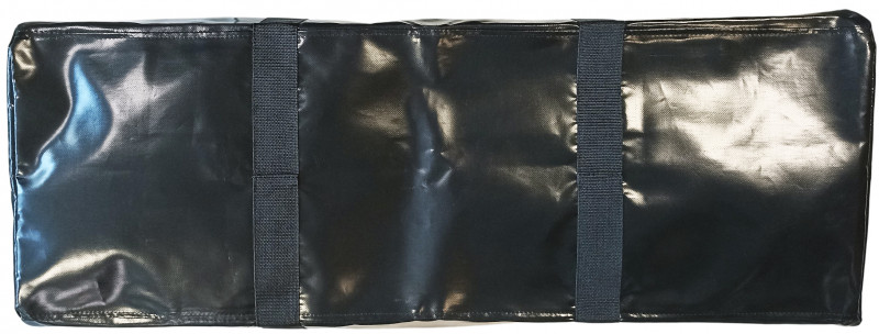 Для прочности и выдерживания большого веса ручки сумки проходят через дно. Швы прошиты, но не проклеены, сумка может пропускать небольшое количество воды через швы.