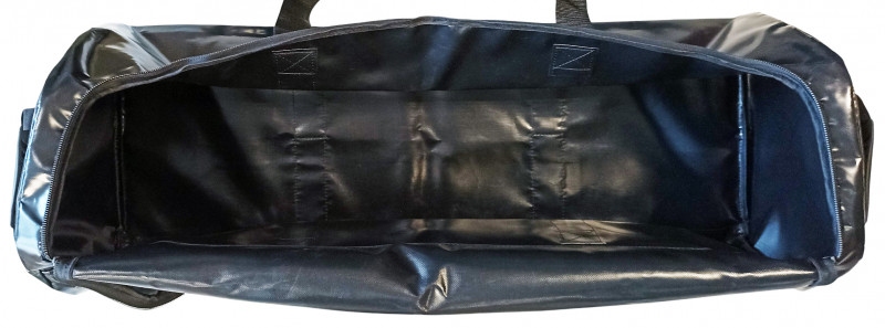 Изготовлена из прочного водонепроницаемого ПВХ с глянцевым внешним покрытием.