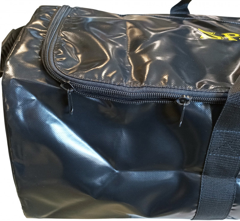 Надежная молния с двумя «собачками» для удобного доступа к содержимому.