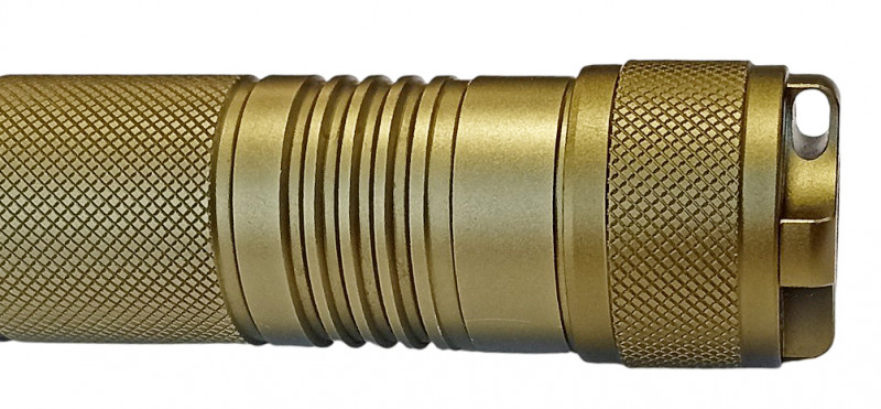 Темляк привязывается через специальное отверстие в крышке фонаря.