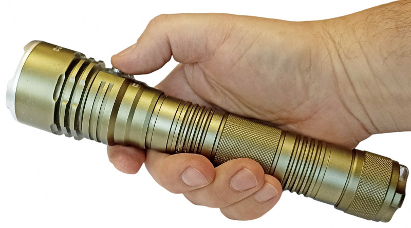 Включение при помощи удобной магнитной кнопки, три режима работы: 100%, 60%, 35%, а также режим SOS (при зажатии кнопки на 3 секунды). Перебор режимов повторным нажатием кнопки из положения «включен».