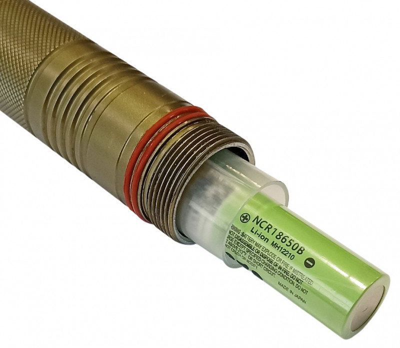 Может работать от аккумуляторов типоразмера «18650» с выпуклой плюсовой клеммой (переходники входят в комплект.