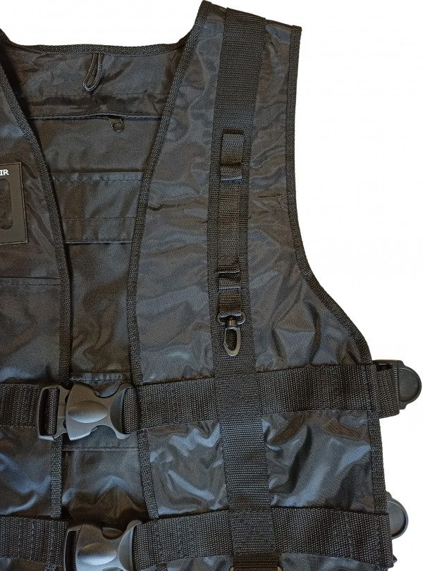 Две петли на левой груди для вертикального крепления ножа и пластиковый карабин.