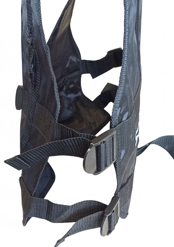 Размер является универсальным, регулируется боковыми ремнями и подойдет на любую фигуру с обхватом груди в гидрокостюме от 100 до 130см.