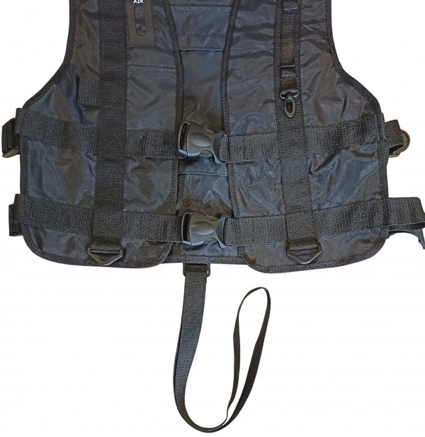 Для исключения сползания во время нырка в комплекте регулируемый брасовый ремень, застегивающийся через пах подводника.