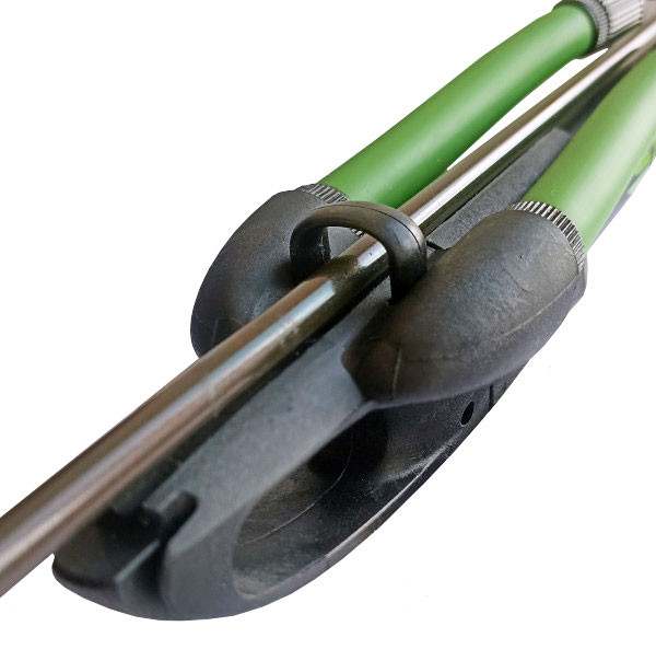 Скоба для фиксации гарпуна сверху надульника для лучшего центрирования и упрощения зарядки.