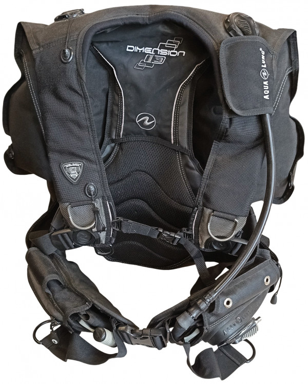 Бывший в употреблении компенсатор «DIMENSION I3» с превосходной системой комфортного управления плавучестью, состояние хорошее.