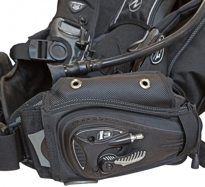 По левой стороне запатентованный клапан поддува - стравливания «i3».