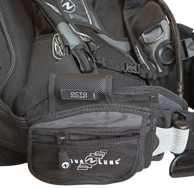 По правой стороне карман на молнии для мелких находок под водой или того, что нужно взять с собой под воду.