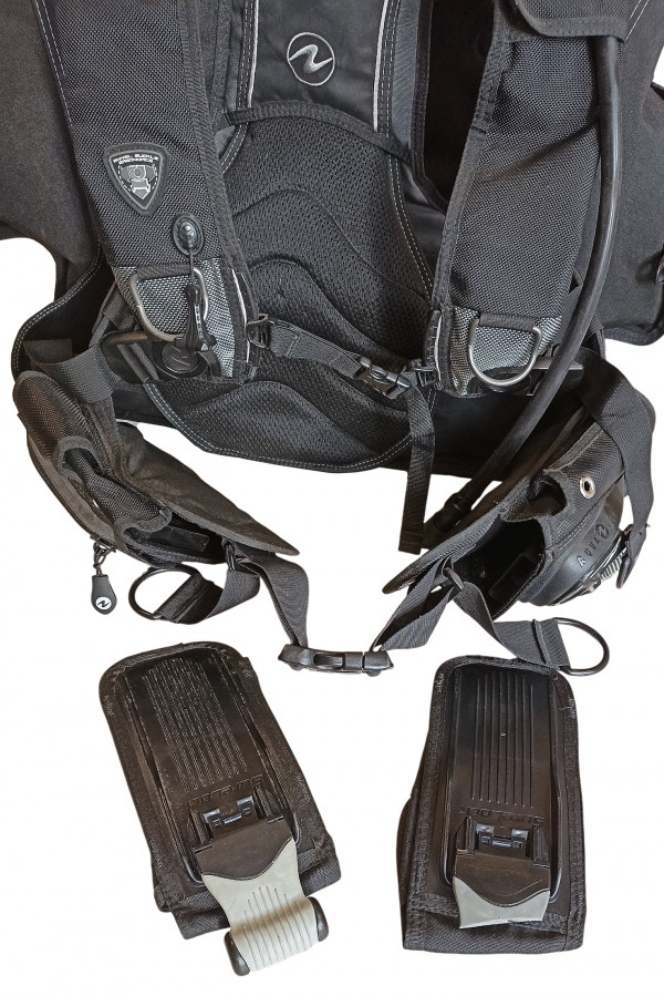 Грузовые карманы с рельсовой системой фиксации обеспечивает быструю установку кармана в рабочее положение, при необходимости система позволяет быстро сбросить груза в экстренной ситуации. На одном вкладыше отломана пластиковая рукоятка за которую он вынимается из грузового кармана.