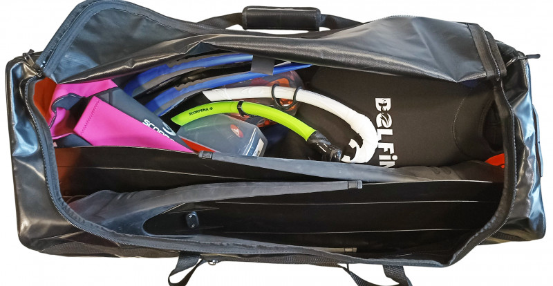 Вмещает гору пляжных аксессуаров, до двух комплектов снаряжения для подводной охоты или дайвинга, груз переносится отдельно.