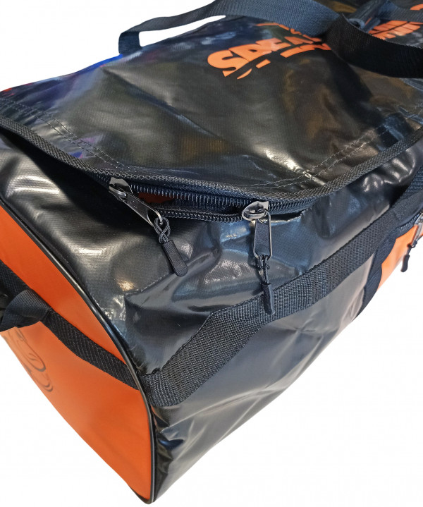 Надежная молния с двумя «собачками» для удобства доступа к содержимому.