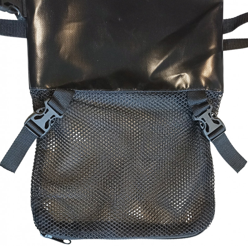 Сетка снизу питомзы позволяет быстро уйти воде при выходе на берег, но удерживает даже мелкие предметы.