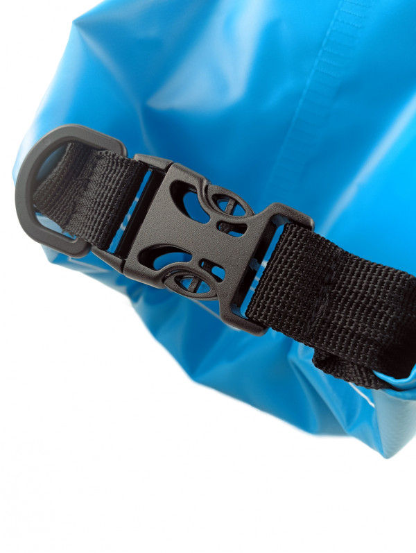 Далее клапан фиксируется пряжкой «фастекс» на ремнях из армированной ткани с повышенной прочностью на разрыв. Пряжка-фастекс выполнена из ударопрочного и морозостойкого пластика.