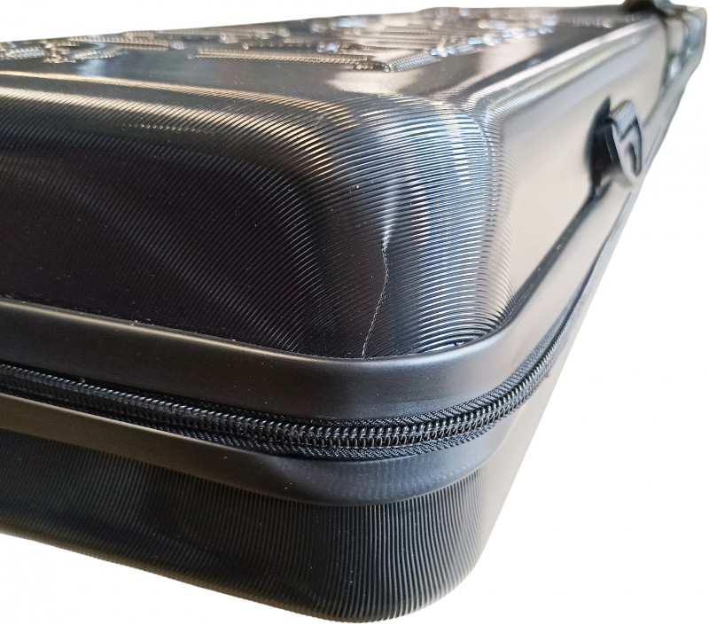 Небольшой дефект - это трещинка в углу чехла, которая никак не влияет на общую жесткость изделия.