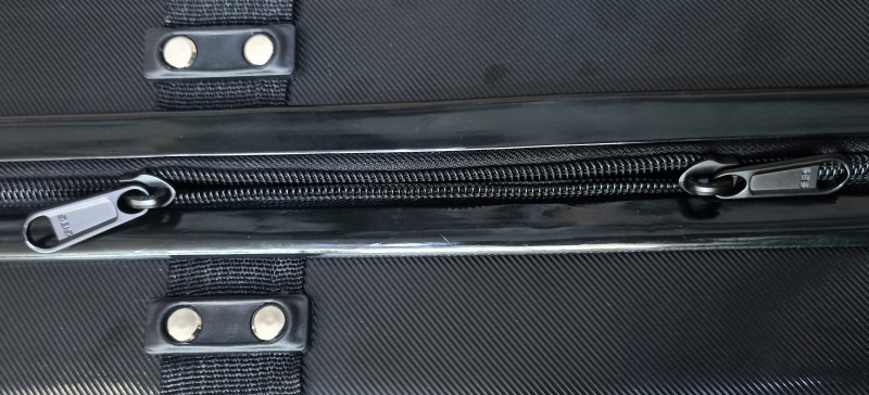 Чехол полностью распахивается благодаря металлической молнии с двумя собачками.