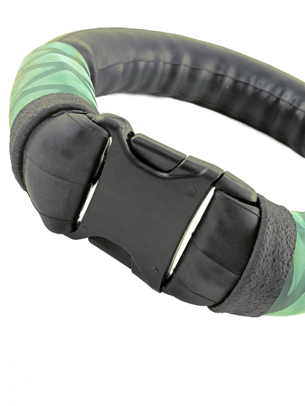 Надежная фиксация пряжкой «фастекс» практически исключает случайное соскальзывание во время погружения, а округлый профиль и мягкая внутренняя поверхность минимизируют натирание.