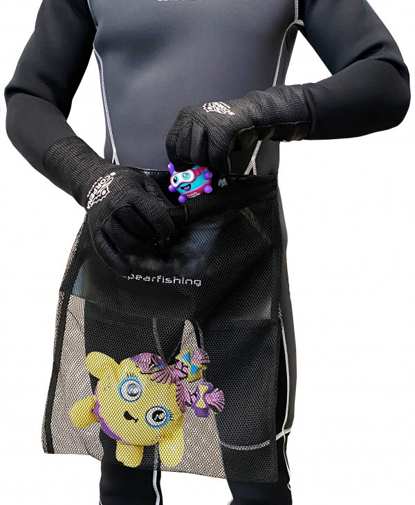 Горло открытой сумки стягивает резинка, что бы ничего из нее не выпало во время погружения или плавания. При необходимости можно быстро положить любой предмет внутрь питомзы.