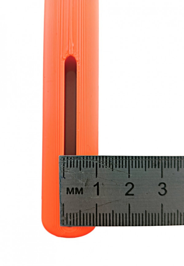 Для удобства крепления к поясу имеется прорезь, ее ширина - около 4мм.