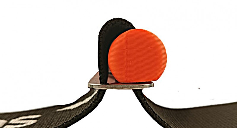 Для фиксации на поясе подойдет и классическая металлическая двухщелевая пряжка.