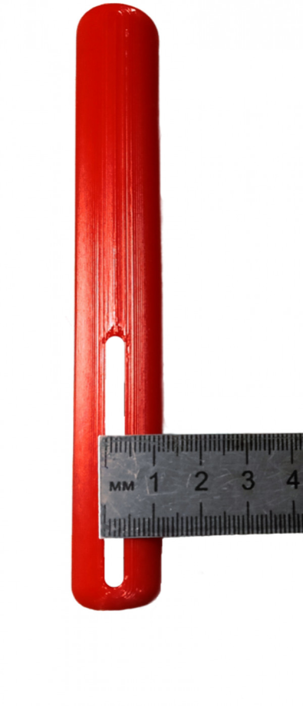 Для удобства крепления к поясу имеется прорезь, ее ширина - около 4мм.