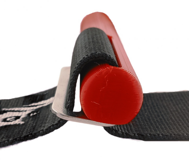 Для фиксации на поясе подойдет и классическая металлическая двухщелевая пряжка.