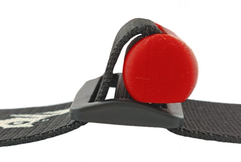 Для крепления на определенной части поясного ремня можно использовать пластиковую стопорную пряжку.