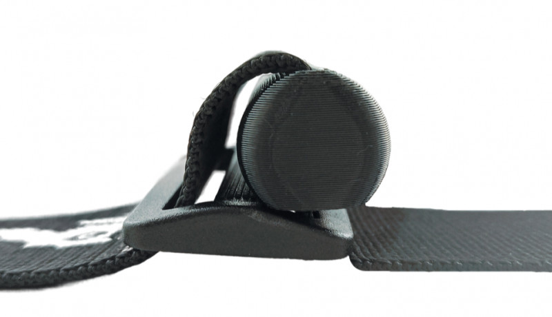 Для крепления на определенной части поясного ремня можно использовать пластиковую стопорную пряжку.