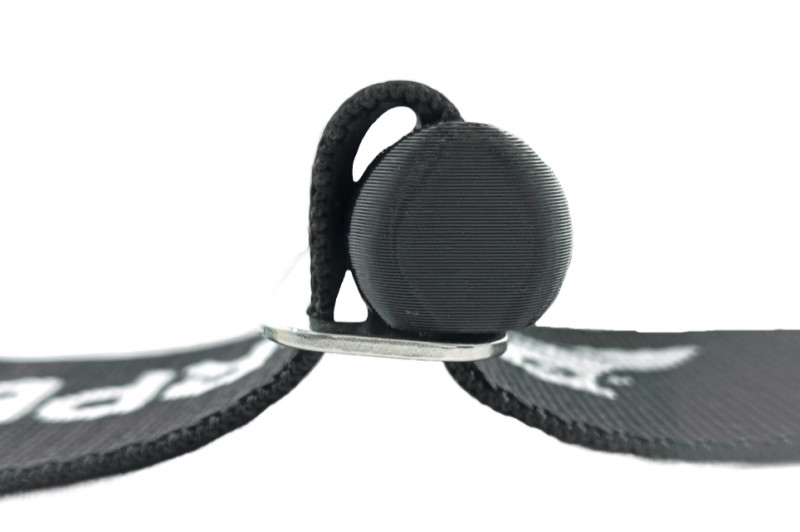 Для фиксации на поясе подойдет и классическая металлическая двухщелевая пряжка.