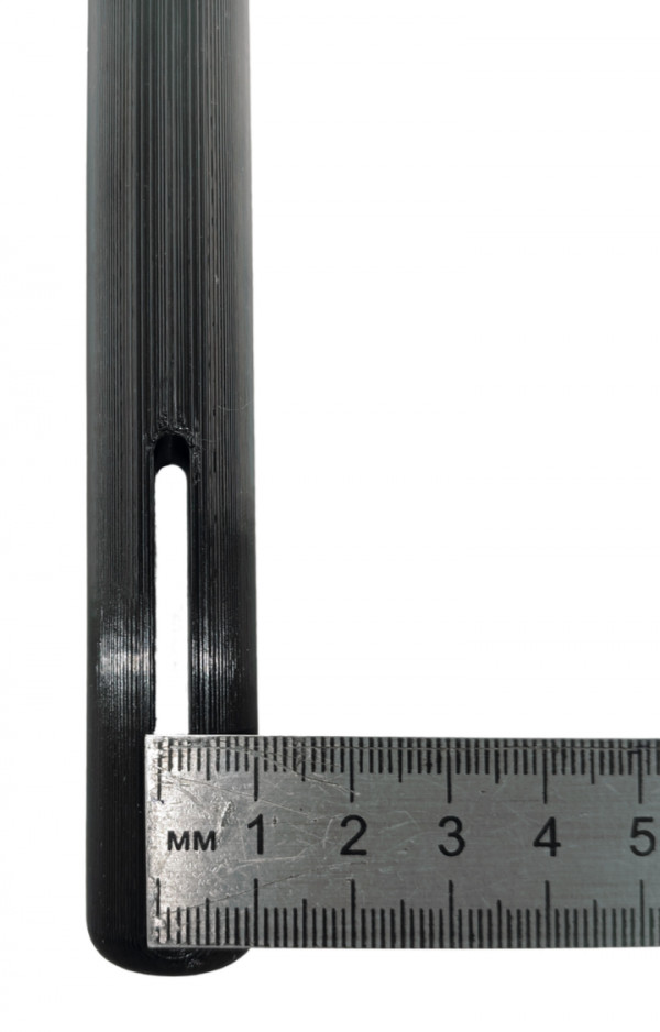 Для удобства крепления к поясу имеется прорезь, ее ширина - около 4мм.