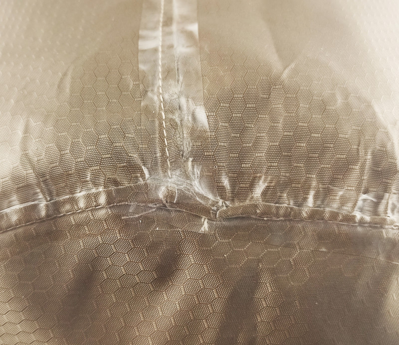 Швы у мешка прошиты и проклеены, но не 100% герметичны.