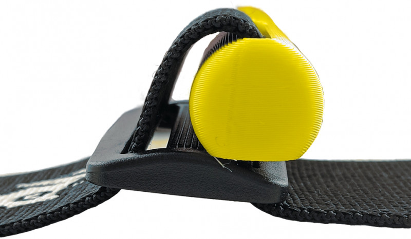 Для крепления на определенной части поясного ремня можно использовать пластиковую стопорную пряжку.