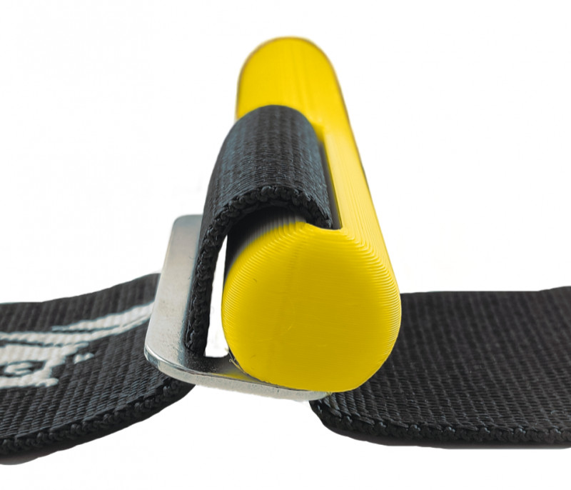 Для фиксации на поясе подойдет и классическая металлическая двухщелевая пряжка.