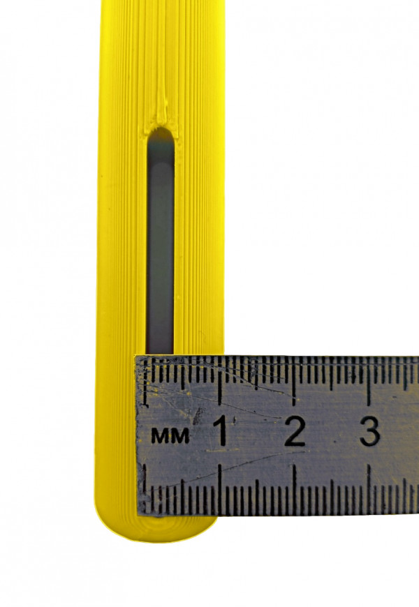 Для удобства крепления к поясу имеется прорезь, ее ширина - около 4мм.