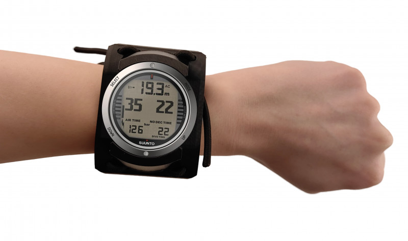 Держатель с резинками - надежная замена штатному ремешку, проверенная многими дайверами. Вам лишь остается снять с прибора заводской ремешок...